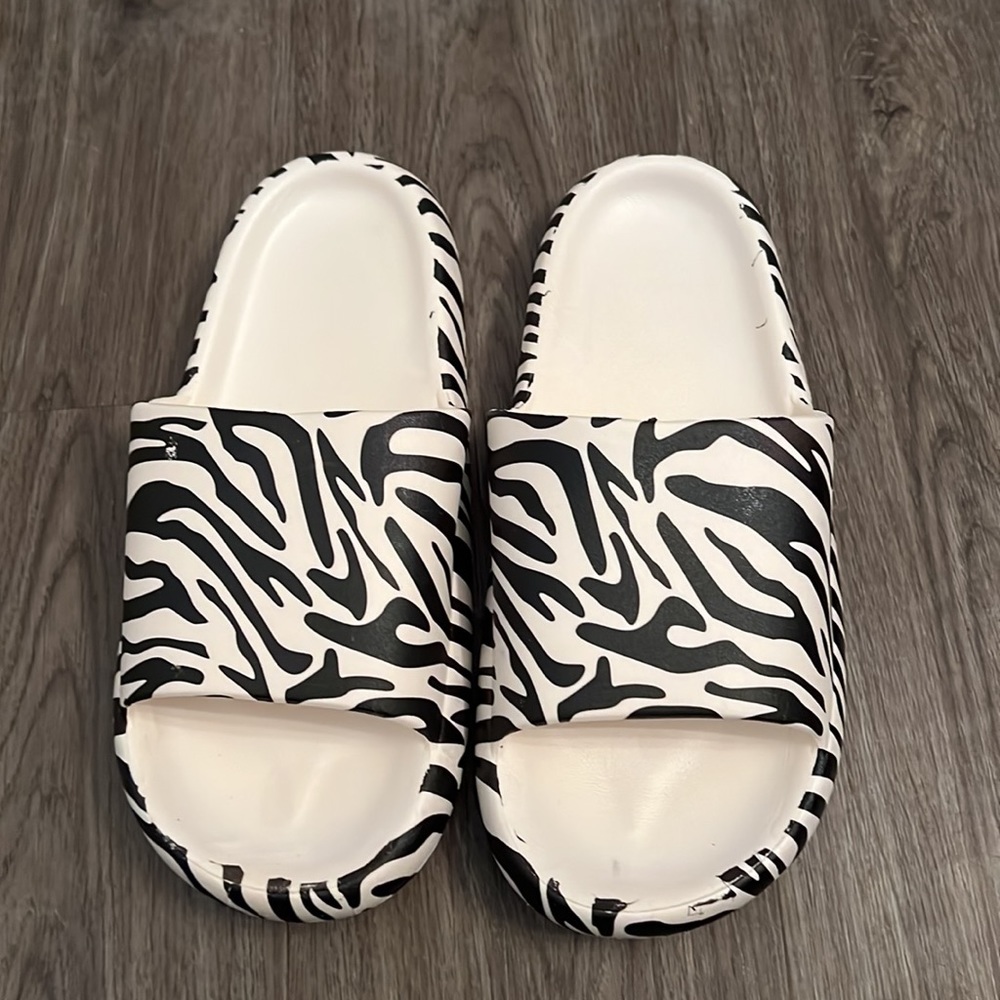 Black & White Zebra 🦓 Striped Sandals Slides